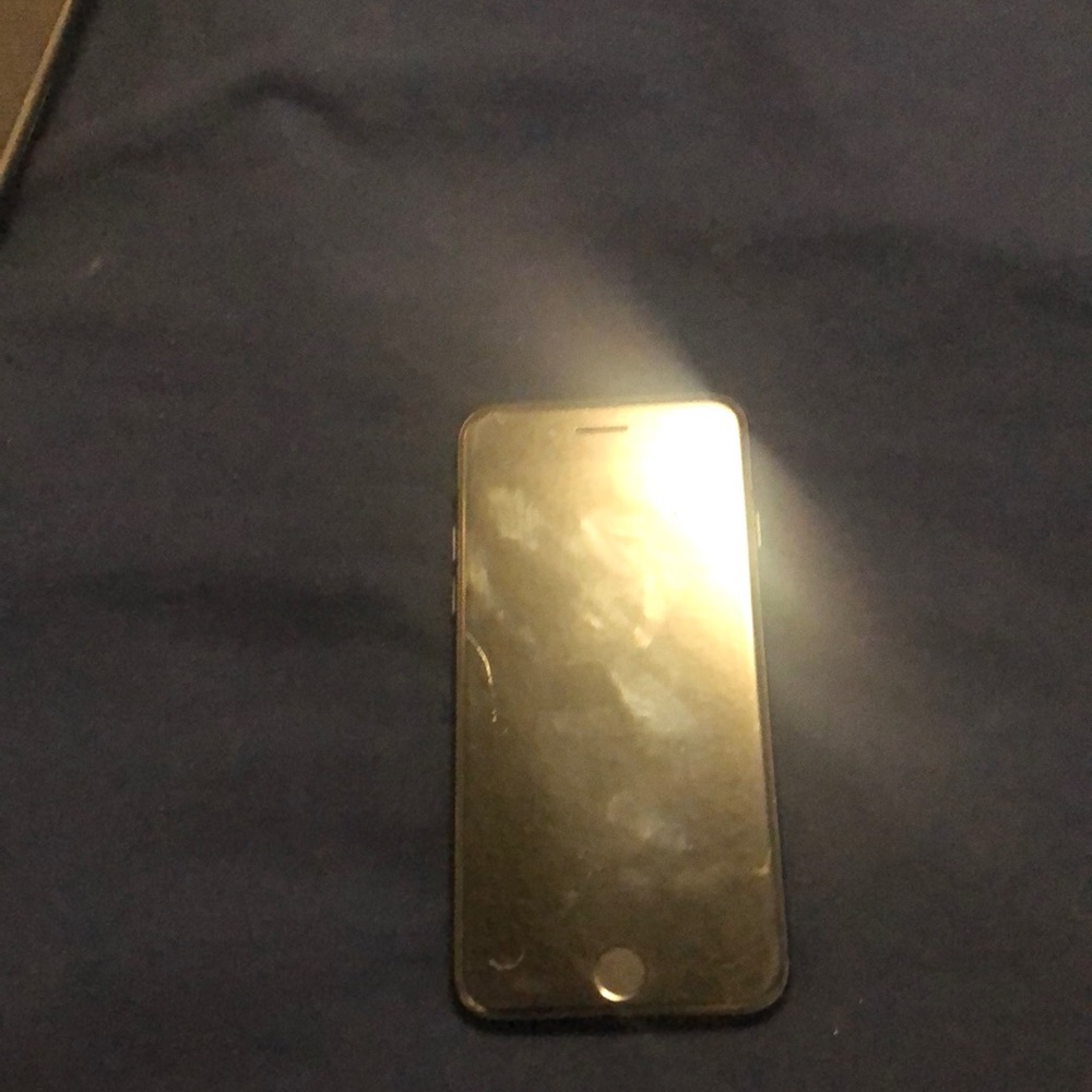 Selling Iphone SE and yes it works as you can see